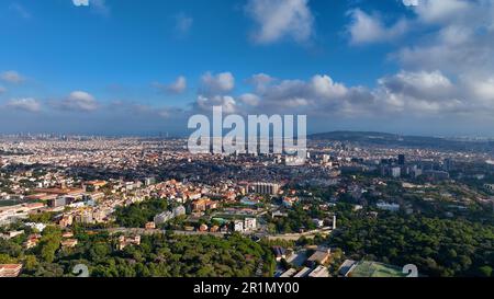 Création d'une vue aérienne de la ville de Barcelone Skyline, quartier de Sarria-Sant Gervasi, Basilique Sagrada Familia, Catalogne, Espagne Banque D'Images