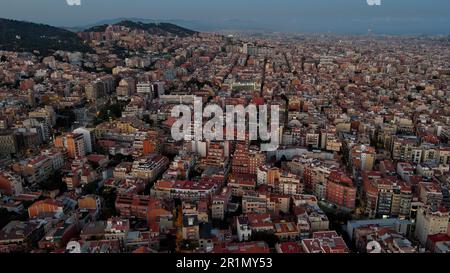 Vue aérienne sur les gratte-ciel de Barcelone au crépuscule, les quartiers de Gracia et Horta Guinardo. Catalogne, Espagne Banque D'Images