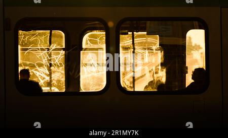 Laatzen, Allemagne. 15th mai 2023. Tôt le matin, les passants s'assoient dans le contre-jour du soleil levant dans un tramway de la compagnie de transport de Hanovre Uestra. Credit: Julian Stratenschulte/dpa/Alay Live News Banque D'Images