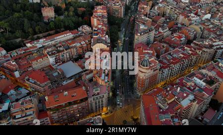 Horizon de la ville de Barcelone au crépuscule, vue aérienne de Ronda del General Mitre au crépuscule, circulation, Catalogne, Espagne Banque D'Images