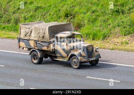 1951 50s années 50 OPEL Brown HCV Pétrol 2473 cc toile couverte camion militaire dropside. Deuxième Guerre mondiale le camion militaire allemand utilisé dans la série de télévision des années 1970 'Colditz ' un prisonnier de camp de guerre en Allemagne pendant la deuxième Guerre mondiale; voyageant sur l'autoroute britannique de M61 Banque D'Images