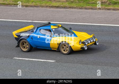 1980 80 voiture de rallye jaune Blue Lancia Stratos HF Hawk des années 80 ; sur l'autoroute M61 au Royaume-Uni Banque D'Images