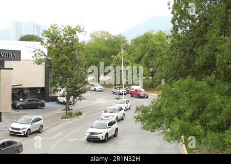 Mexique, San Pedro Garza Garcia - 26 août 2022: Bâtiment moderne et voitures à proximité sur la rue de la ville Banque D'Images