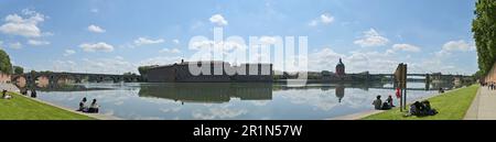 Panorama de la rive gauche de la Garonne Toulouse, France, avec Pont neuf (L) et Pont Saint-Pierre (R) à droite, de la Promenade Henri Martin, premier plan Banque D'Images