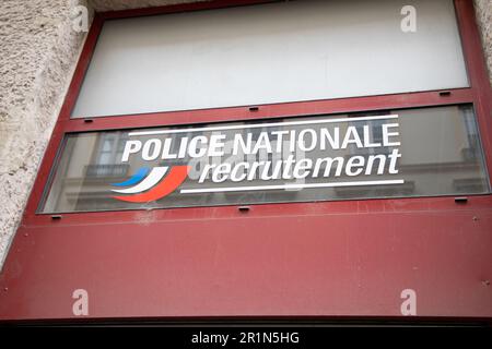 Bordeaux , Aquitaine France - 02 27 2023 : police nationale recrutement logo marque et texte signe police française recrutement fenêtres bureau Banque D'Images