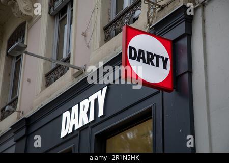 Bordeaux , Aquitaine France - 04 20 2023 : Darty texte enseigne et marque logo rouge sur façade détaillant culturel électronique boutique française Banque D'Images