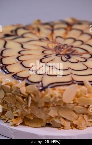 Esterhazy Torte le gâteau à la noix d'Estrgazi est populaire en Hongrie, en Autriche et en Allemagne. Il porte le nom du prince diplomate hongrois une main en gants noirs coupe un dessert avec un grand couteau de la nourriture de restaurant Banque D'Images