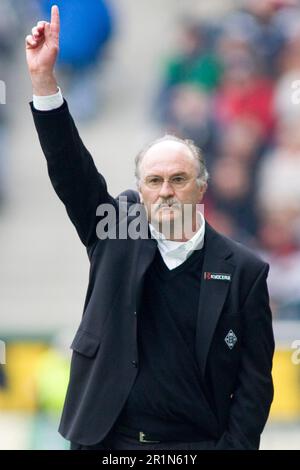 PHOTO D'ARCHIVE: Horst KOEPPEL sera 75 sur 17 mai 2023, l'entraîneur de Gladbach Horst KOEPPEL le montre: Le chemin de ses promenades de Borussia après le sommet Borussia Monchengladbach - Borussia Dortmund, Bundesliga football le 04/01/06, liga1&matchday28&saison0506 ?Sven Simon#Prinzess-Luise -41#Muelheim Strasse/45479 0208/9413250#fax. 0208/9413260#KTO.1428150 C ommerzbank E ssen BLZ 36040039# www.SvenSimon.net aucune utilisation de l'Internet ou des services en ligne avant la fin du jeu. Banque D'Images