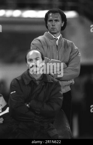 ARCHIVER LA PHOTO : Horst KOEPPEL aura 75 ans sur 17 mai 2023, le patron de l'équipe DFB Franz BECKENBAUER observe le jeu avec le coentraîneur Horst KOEPPEL depuis le banc de touche avec un regard sérieux, match amical équipe nationale allemande de football, Autriche - République fédérale d'Allemagne 4:1, SW - photo, format paysage, 10/29/1986. 41#45479 0208/9413260 36040039 www.photopool.de M uelheim/R uhr #tél. En fr. En fr. En fr. En fr. En fr. En fr., en fr., en fr., en fr. En FR., en fr. En fr. En fr., en fr. En fr., en fr 1428150., en fr., en fr. En. En Banque D'Images