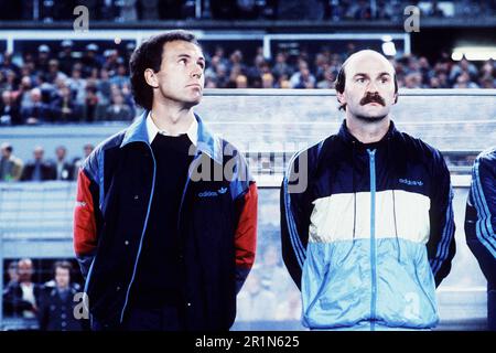 PHOTO D'ARCHIVE: Horst KOEPPEL aura 75 ans sur 17 mai 2023, Franz BECKENBAUER (à gauche), patron de l'équipe DFB, dans son premier match international comme entraîneur national, entraîneur fédéral, chef d'équipe, co-entraîneur droit Horst KOEPPEL, debout devant la banque de coachbank, Allemagne- Argentine 1: 3 BRD GER - ARG 1:3, 12.09.1984. SVEN SIMON#Prinzess-Luise-Strasse 41#45479 Muelheim/R uhr #tél 0208/9413250#fax. 0208/9413260# Postgiro Essen n° 244 293 433 (BLZ 360 100 43) n° www.SvenSimon.net. Banque D'Images