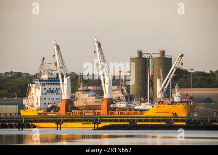 Ringaskiddy, Cork, Irlande. 15th mai 2023. Navire de levage lourd Happy Dynamic avec les deux bateaux de patrouille pour le Service naval sur son pont au quai en eau profonde à Ringaskiddy, Co. Cork. HMNZS Rotoiti et HMNZS Pukakiyet ont été achetés de la marine néo-zélandaise et fonctionneront comme patrouilleurs côtiers en remplacement du LÉ Orla et DU LÉ Ciara qui ont été mis hors service- Picture David Creedon Banque D'Images