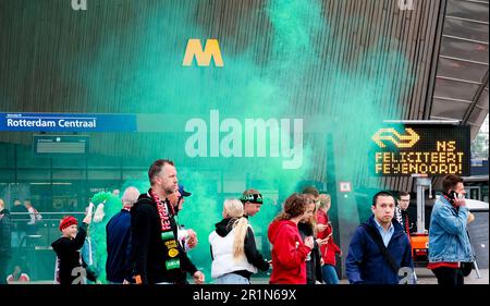ROTTERDAM - les fans de Feyenoord arrivent à la gare centrale de Rotterdam. Le club de football de Rotterdam a remporté le championnat national et sera honoré sur le Coolsingel. ANP IRIS VAN DEN BROEK pays-bas hors - belgique hors Banque D'Images