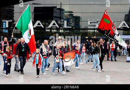ROTTERDAM - les fans de Feyenoord arrivent à la gare centrale de Rotterdam. Le club de football de Rotterdam a remporté le championnat national et sera honoré sur le Coolsingel. ANP IRIS VAN DEN BROEK pays-bas hors - belgique hors Banque D'Images