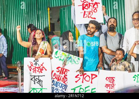 Des militants écologistes, des étudiants et des résidents protestent contre les autorités pour avoir bombardé des arbres dans la capitale Dhanmondi et ailleurs. Les manifestants ont exigé de cesser de couper les arbres sur les bandes médianes et les sentiers de la ville, y compris la route Satmasjid dans la région de Dhanmondi, et de planter de nouveaux jeunes plants où les arbres ont été coupés. Dhaka, Bangladesh. Banque D'Images