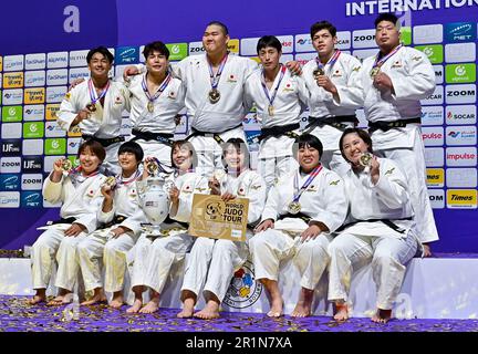 Doha. 14th mai 2023. L'équipe japonaise des médaillés d'or pose sur le podium lors de la cérémonie de remise des prix de l'épreuve de l'équipe mixte aux Championnats du monde de judo Doha 2023 à Doha, au Qatar, sur 14 mai 2023. Credit: Nikku/Xinhua/Alay Live News Banque D'Images