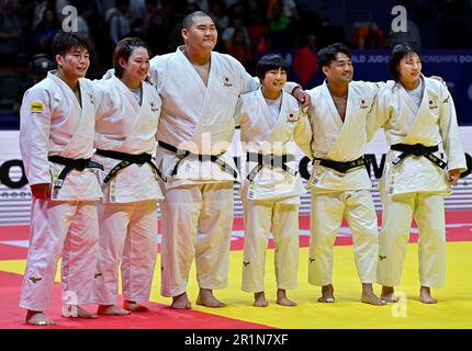 Doha. 14th mai 2023. Team Japan fête après avoir remporté le match de médaille d'or de l'épreuve d'équipe mixte aux Championnats du monde de judo Doha 2023 à Doha, au Qatar, sur 14 mai 2023. Credit: Nikku/Xinhua/Alay Live News Banque D'Images