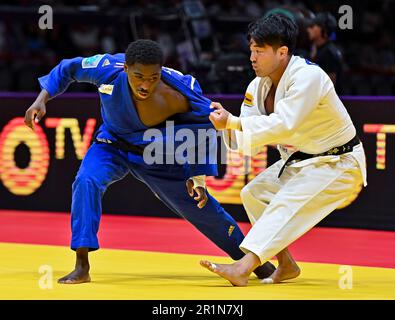 Doha. 14th mai 2023. Hashimoto Soichi (R) du Japon concurrence Joan-Benjamin GABA de France pendant la compétition masculine de -73 kg de la médaille d'or de l'épreuve mixte d'équipe aux Championnats du monde de judo Doha 2023 à Doha, Qatar sur 14 mai 2023. Credit: Nikku/Xinhua/Alay Live News Banque D'Images