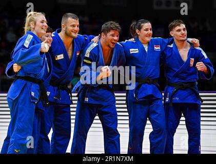 Doha. 14th mai 2023. Team Netherlands réagit après avoir remporté le match de bronze de l'épreuve d'équipe mixte aux Championnats du monde de judo Doha 2023 à Doha, au Qatar, sur 14 mai 2023. Credit: Nikku/Xinhua/Alay Live News Banque D'Images