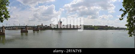 Panorama de la rive gauche de la Garonne Toulouse, France, avec Pont Saint-Pierre (L) et Pont des Catalans (R), du quai Saint-Pierre Banque D'Images