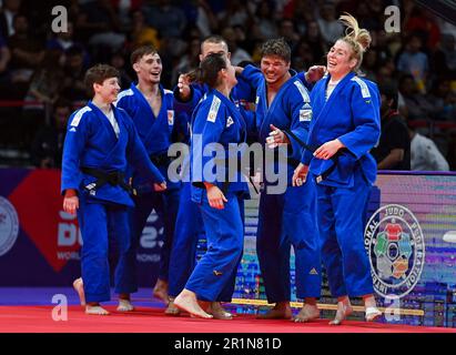 Doha. 14th mai 2023. Team Netherlands réagit après avoir remporté le match de bronze de l'épreuve d'équipe mixte aux Championnats du monde de judo Doha 2023 à Doha, au Qatar, sur 14 mai 2023. Credit: Nikku/Xinhua/Alay Live News Banque D'Images