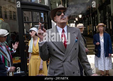 Le troisième Grand-Fleur Walk les dandies et les dandizettes de Grande-Bretagne se rassemblent à midi à côté de la statue de beau Brummell sur Jermyn Street, Londres, Royaume-Uni Banque D'Images