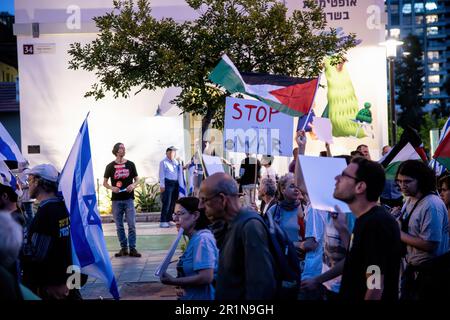 Tel Aviv, Israël. 13th mai 2023. Les militants israéliens pour la paix marchent avec des drapeaux lors d'une manifestation contre la révision judiciaire. Crédit : SOPA Images Limited/Alamy Live News Banque D'Images