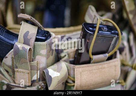 Pochettes d'armée et un étui avec armes pour uniformes militaires. Sacs pour articles et cartouches pour la machine Banque D'Images