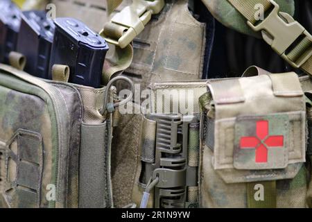 Sacs pour articles médicaux et équipement médical. Pochettes d'armée et un étui avec armes pour uniformes militaires. Banque D'Images