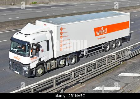 Cabine avant et publicité sur vue latérale camion et semi-remorque hgv roulant sur l'autoroute M25 siffl poste une entreprise de livraison de courrier en Angleterre au Royaume-Uni Banque D'Images