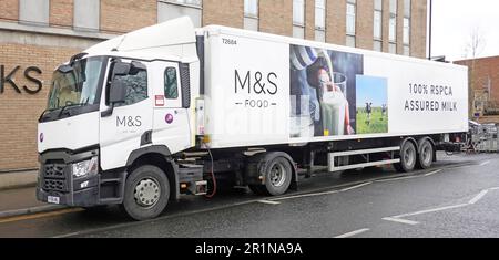 M&S camion alimentaire et remorque articulée RSPCA bien-être de vache livraison à Marks and Spencer bâtiment de magasin Brentwood Essex Angleterre Royaume-Uni Banque D'Images