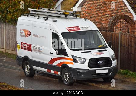 Ford Transit van UK Power Networks livraison de votre électricité et affichage des informations de contact sur les véhicules commerciaux garés dans une rue résidentielle Banque D'Images