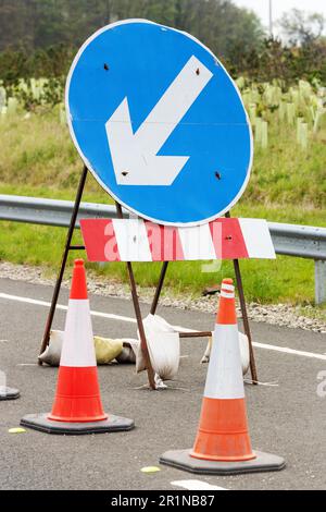 Orange Traffic cônes sur une route à Fife, en Écosse Banque D'Images