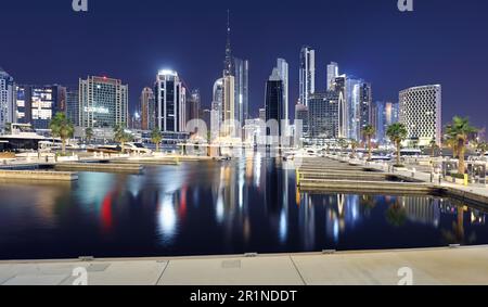 Vue panoramique sur la crique de Dubaï et les gratte-ciel nocturnes de la ville, les Émirats arabes Unis, la ligne d'horizon nocturne de Dubaï ultra-moderne Banque D'Images