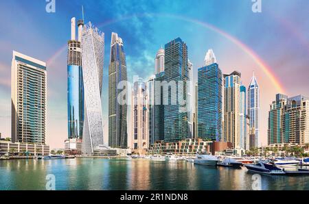 Rainbow over Dubai Marina avec gratte-ciel, Émirats arabes Unis Banque D'Images