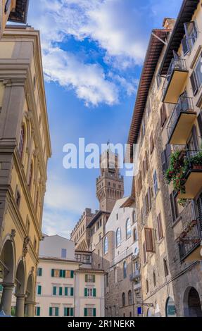 Vue urbaine du centre historique de Florence, Italie: Le Palazzo Vecchio en arrière-plan. Banque D'Images