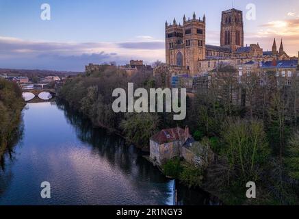 Image aérienne de mi-niveau de la cathédrale de Durham le matin d'hiver Banque D'Images