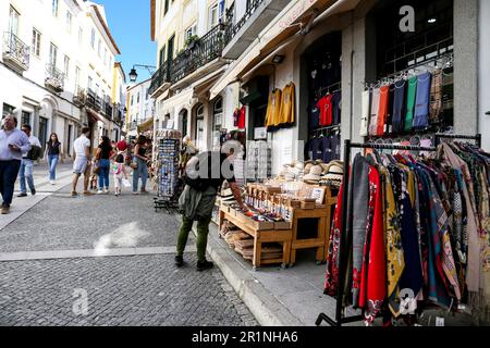 Evora, Portugal- 10 octobre 2022 : boutiques de souvenirs dans la rue de la vieille ville d'Evora, Portugal Banque D'Images