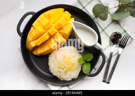 Mangue mûre et riz collant au lait de coco - célèbre dessert thaïlandais avec vue sur la table en marbre Banque D'Images