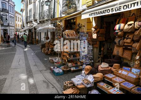 Evora, Portugal- 10 octobre 2022 : boutiques de souvenirs dans la rue de la vieille ville d'Evora, Portugal Banque D'Images