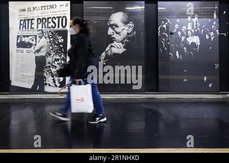 Naples, Italie. 13th mai 2023. Le tunnel de liaison entre les lignes 1 et 2 du réseau métropolitain de Naples qui permet le passage souterrain entre la gare Piazza Cavour et la station Museo. La ligne 1 du métro de Naples est également appelée stations d'art où divers artistes italiens et internationaux sont présents avec des œuvres d'art créées spécifiquement pour le site ou déjà produites. Crédit : Agence photo indépendante/Alamy Live News Banque D'Images