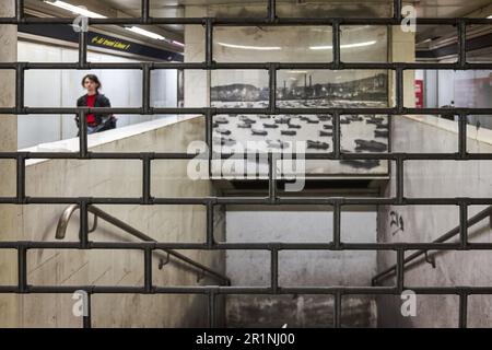 Naples, Italie. 13th mai 2023. Le tunnel de liaison entre les lignes 1 et 2 du réseau métropolitain de Naples qui permet le passage souterrain entre la gare Piazza Cavour et la station Museo. La ligne 1 du métro de Naples est également appelée stations d'art où divers artistes italiens et internationaux sont présents avec des œuvres d'art créées spécifiquement pour le site ou déjà produites. Crédit : Agence photo indépendante/Alamy Live News Banque D'Images