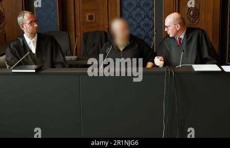 Schwerin, Allemagne. 15th mai 2023. Le défendeur dans le procès d'homicide involontaire prend place dans la salle d'audience entre ses avocats Andreas Lange(l) et Andreas Roter. Au tribunal régional de Schwerin, un homme de 44 ans a admis avoir tué sa fiancée après avoir visité ensemble un marché de Noël sur 11 décembre l'année dernière. Il avait été très ivre, a expliqué le défendeur par l'intermédiaire de son avocat au début du procès aujourd'hui, lundi. Credit: Bernd Wüstneck/dpa - ATTENTION: Personne(s) ont été pixelated pour des raisons juridiques/dpa/Alay Live News Banque D'Images