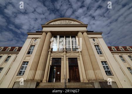 Schwerin, Allemagne. 15th mai 2023. Vue extérieure du tribunal régional de Schwerin. Au tribunal régional de Schwerin, un homme de 44 ans a admis avoir tué sa fiancée après avoir visité ensemble un marché de Noël sur 11 décembre l'année dernière. Il avait été très ivre, a expliqué le défendeur par l'intermédiaire de son avocat au début du procès aujourd'hui, lundi. Credit: Bernd Wüstneck/dpa/Alay Live News Banque D'Images