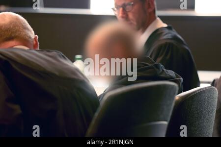 Schwerin, Allemagne. 15th mai 2023. Andreas Roter (l-r), avocat, défendeur dans le procès d'homicide involontaire coupable, et Andreas Lange, avocat, prennent place dans la salle d'audience du tribunal régional avant le début du procès. Au tribunal régional de Schwerin, un homme de 44 ans a admis avoir tué sa fiancée après avoir visité ensemble un marché de Noël sur 11 décembre l'année dernière. Il était très ivre, a expliqué le défendeur par l'intermédiaire de son avocat au début du procès aujourd'hui. Credit: Bernd Wüstneck/dpa/Alay Live News Banque D'Images