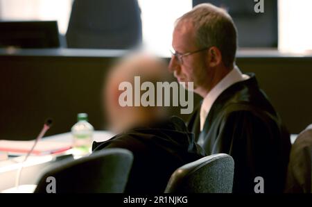 Schwerin, Allemagne. 15th mai 2023. Le défendeur (l-r) dans le procès pour homicide involontaire et Andreas Lange, avocat, prennent place dans la salle d'audience du tribunal régional avant le début du procès. Au tribunal régional de Schwerin, un homme de 44 ans a admis avoir tué sa fiancée après avoir visité ensemble un marché de Noël sur 11 décembre l'année dernière. Il était très ivre, a expliqué le défendeur par l'intermédiaire de son avocat au début du procès aujourd'hui. Credit: Bernd Wüstneck/dpa/Alay Live News Banque D'Images