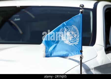 Nicosie, Nicosie, Chypre. 15th mai 2023. Un drapeau de l'ONU est visible sur la voiture qui a amené COLIN STEWART au Palais présidentiel. Chypre le Président M. NICOS CHRISTODOULIDES reçoit le Représentant spécial du Secrétaire général de l'ONU à Chypre, M. COLIN STEWART, au Palais présidentiel. (Credit image: © Kostas Pikoulas/ZUMA Press Wire) USAGE ÉDITORIAL SEULEMENT! Non destiné À un usage commercial ! Crédit : ZUMA Press, Inc./Alay Live News Banque D'Images