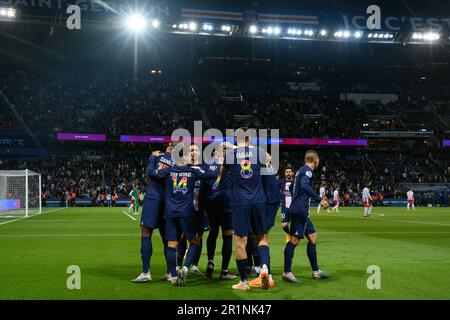 Julien Mattia / le Pictorium - Paris Saint Germain accueillera AC Ajaccio au Parc des Princes, 13 Mai 2023 - 13/05/2023 - France / Ile-de-France (région) / Paris - les joueurs du PSG célèbrent le but de Fabian Ruiz lors du match entre Paris Saint Germain et AC Ajaccio au Parc des Princes, le 13 mai 2023. Banque D'Images