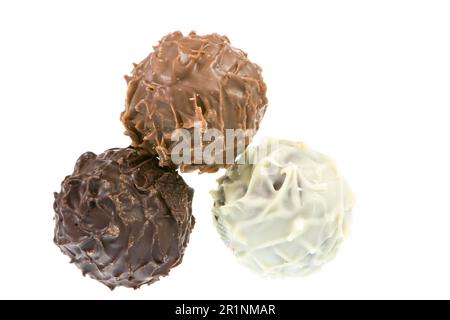 Truffes de choclate isolées sur blanc Banque D'Images