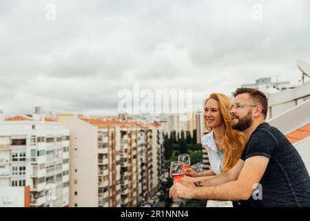 Homme et femme sur un toit Banque D'Images