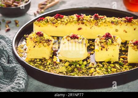 Rouleaux de fromage doux traditionnels du Moyen-Orient, Halawet El Jebin. Un délicieux dessert arabe à base de pâte au fromage doux. Banque D'Images